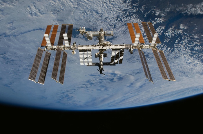 
	The International Space Station backdropped by cloudy Earth, November 25, 2009
	As seen fom Space Shuttle Atlantis (STS-129)
	
	Credit: NASA