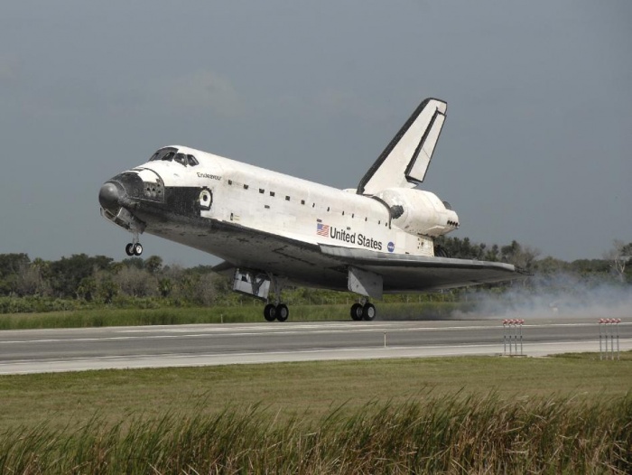 
	Endeavour kicked up dust as it touches down on Runway 15 at NASA's Kennedy Space Center in Florida to complete the 16-day, 6.5-million mile journey on the STS-127 mission to the International Space Station. Endeavour landed on orbit 248. Main gear touchdown was at 10:48:08 a.m. EDT. Nose gear touchdown was at 10:48:21 a.m. and wheels stop was at 10:49:13 a.m. 
	
	Endeavour delivered the Japanese Experiment Module's Exposed Facility and the Experiment Logistics Module-Exposed Section to the International Space Station. The mission was the 29th flight to the station, the 23rd flight of Endeavour and the 127th in the Space Shuttle Program, as well as the 71st landing at Kennedy.