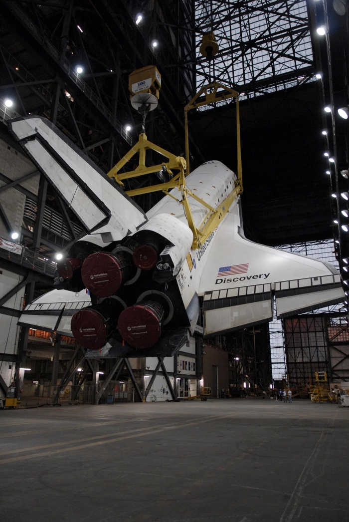 
	Discovery Gets a Lift
	
	After rollover from Orbiter Processing Facility 3 to the transfer aisle of the Vehicle Assembly Building, space shuttle Discovery is being raised to vertical.
	
	It will be lifted into High Bay 1 where it will be mated to the external fuel tank and solid rocket boosters already installed on the mobile launcher platform.
	
	Photo credit: NASA/Kim Shiflett
	July 26, 2009