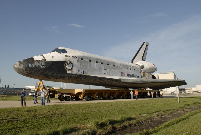 
	To the VAB
	
	Space shuttle Discovery rolls to the Vehicle Assembly Building at NASA's Kennedy Space Center, Fla. The first motion of the shuttle out from Orbiter Processing Facility 3 was at 7:22 a.m. EDT.
	
	In the VAB, Discovery will be lifted into High Bay 1 and mated to the external fuel tank and solid rocket boosters already installed on the mobile launcher platform.
	
	Photo credit: NASA/Kim Shiflett
	July 26, 2009